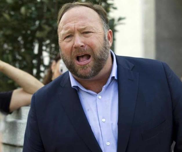 Piden arresto de Alex Jones