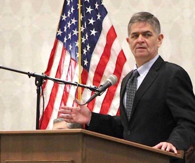 Renuncia congresista de cinco mandatos