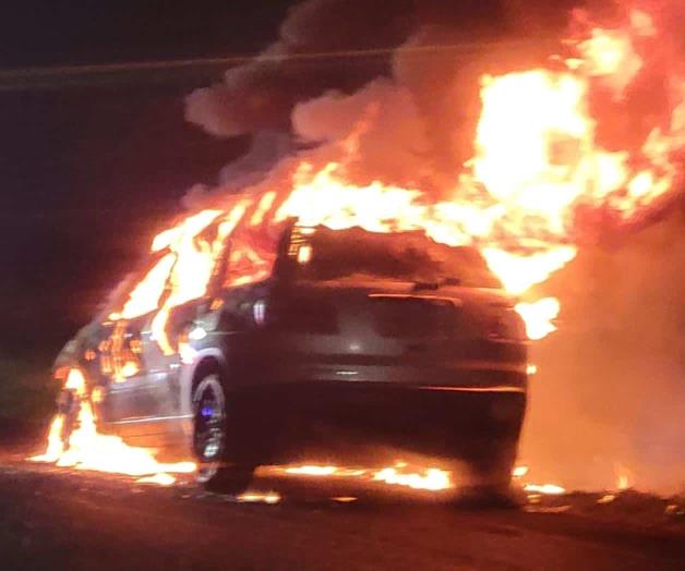 Arde auto... ¡y se salvan jóvenes!
