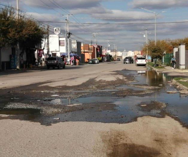 Destrozan aguas negras calles en Hacienda Las Fuentes III