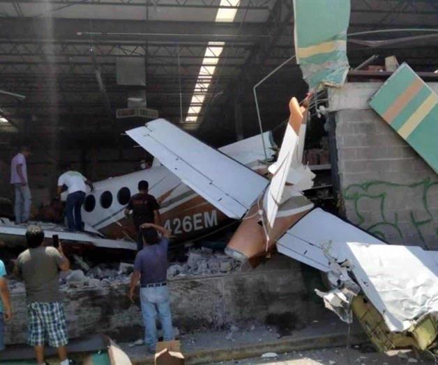 Cae avioneta sobre bodega; mueren 3