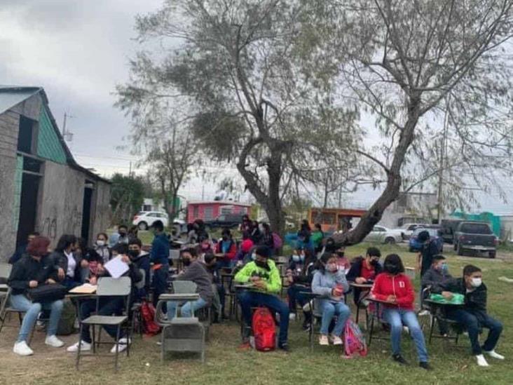 Toman sus clases ¡abajo de árbol! Toman sus clases ¡abajo de árbol!