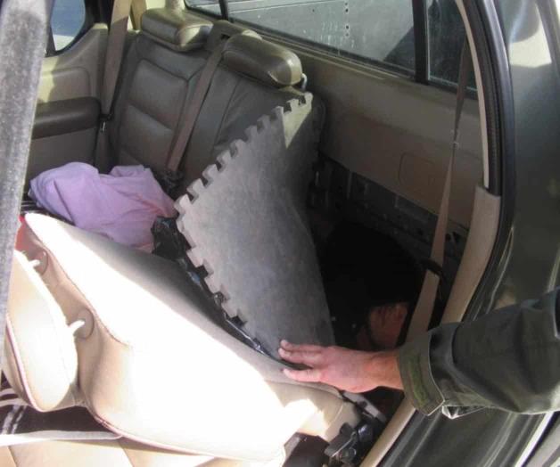 Descubren a migrante oculto en asiento de Ford Explorer