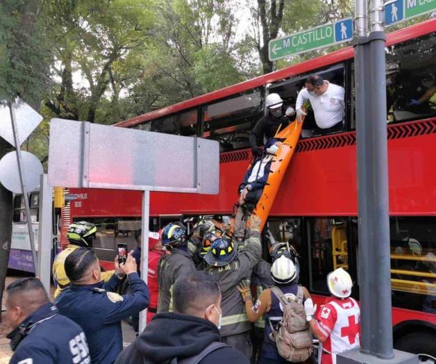 Reportan 6o heridos en choque de buses