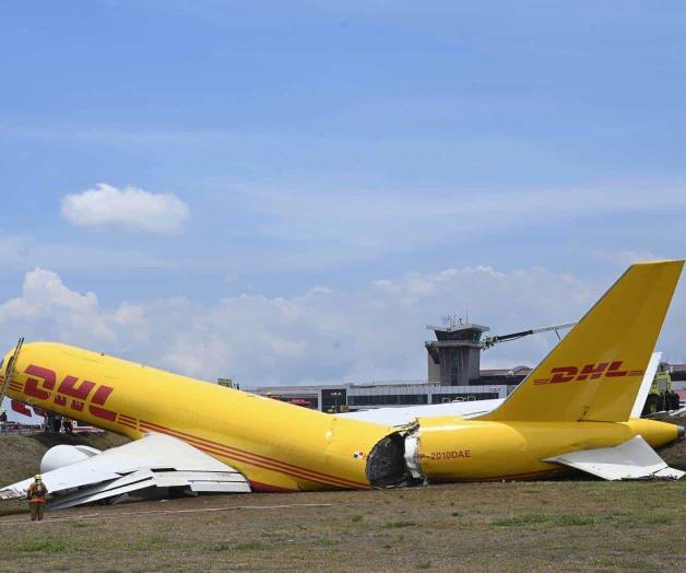 Cierran el aeropuerto; avión se parte en dos