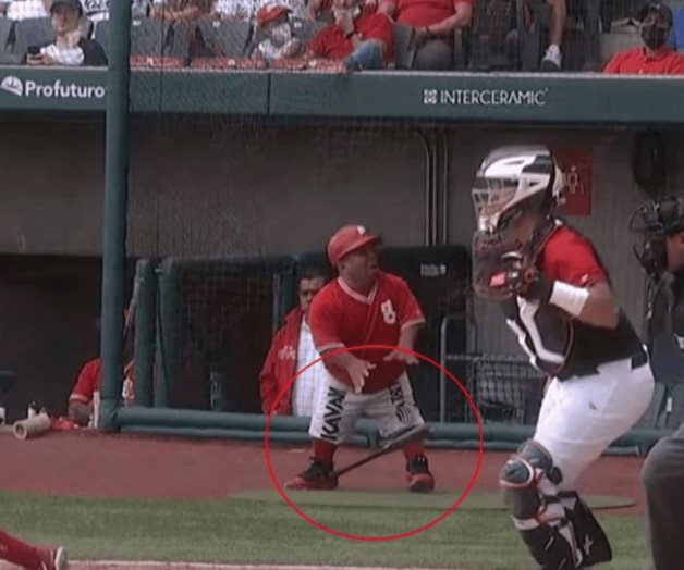 Bat boy de los Diablos Rojos sufre terrible batazo en pleno juego