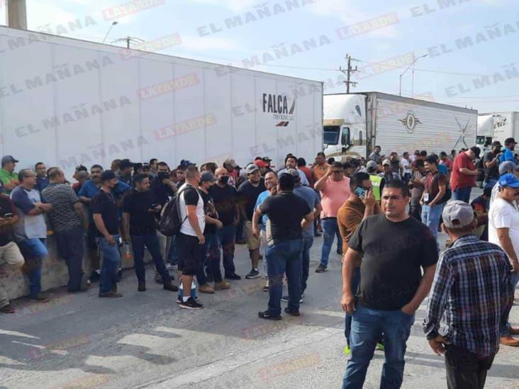 Bloquean cientos de transportistas el Puente internacional Pharr Bloquean cientos de transportistas el Puente internacional Pharr