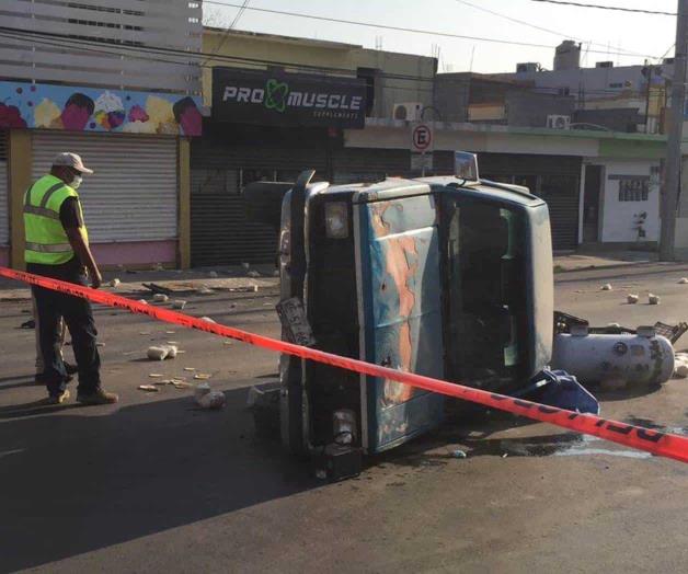 Muere empleado al volcar camioneta