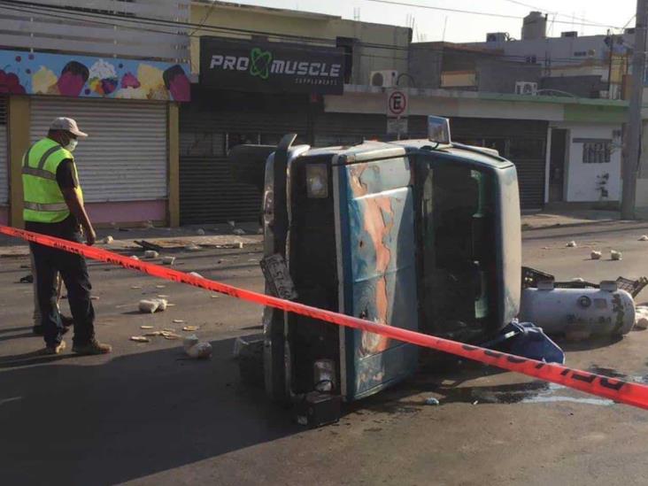 Muere empleado al volcar camioneta Muere empleado al volcar camioneta