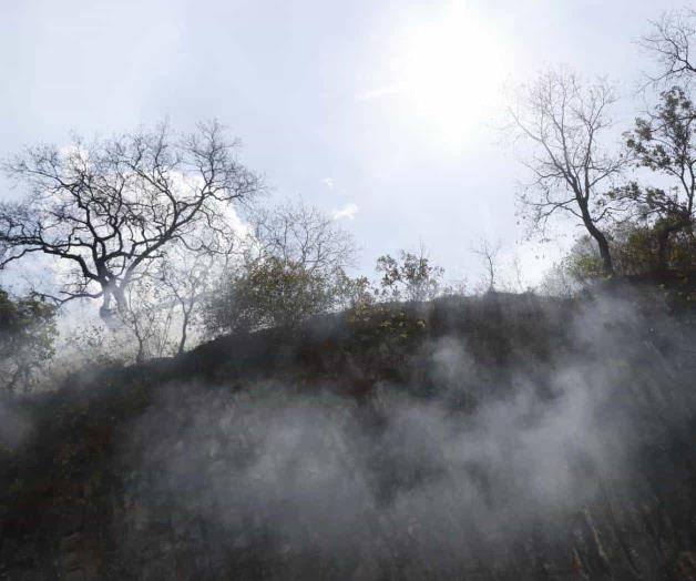 Cierran totalmente paso a Sierra de Santiago por incendio