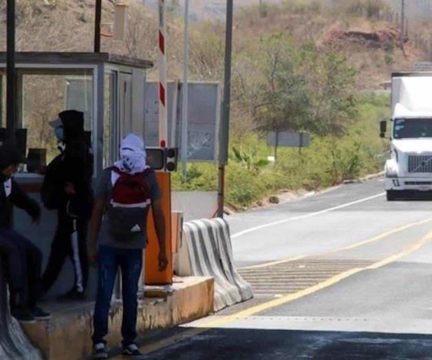 Bloquean normalistas caseta en Chilpancingo