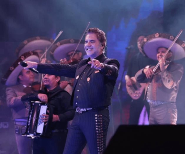 Chente aparece y llena de emoción al público