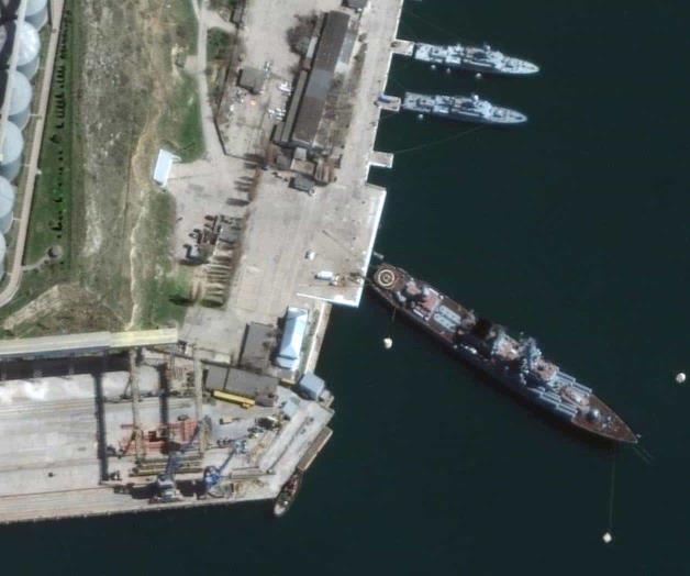 Hunden un buque lanzamisiles ruso