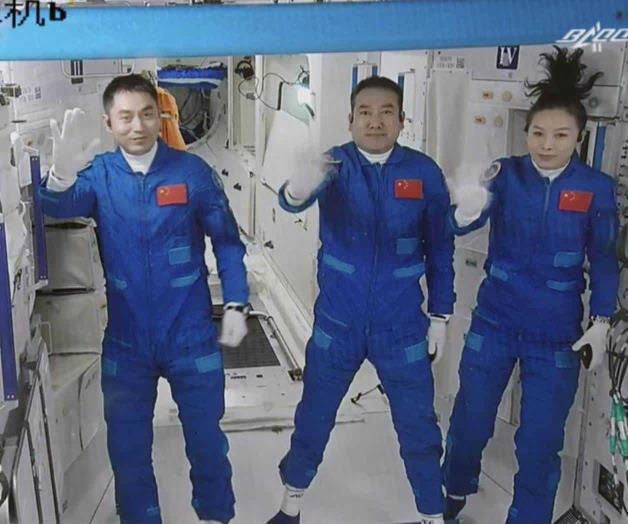 Astronautas chinos regresan tras 6 meses en el espacio