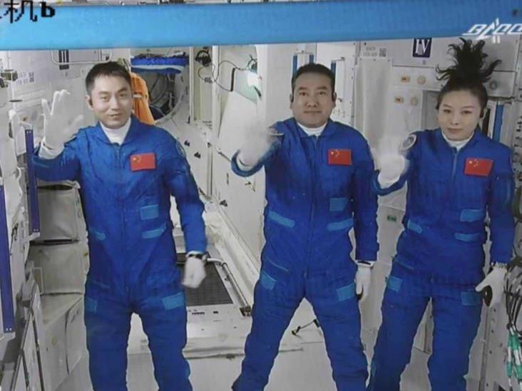 Astronautas chinos regresan tras 6 meses en el espacio Astronautas chinos regresan tras 6 meses en el espacio
