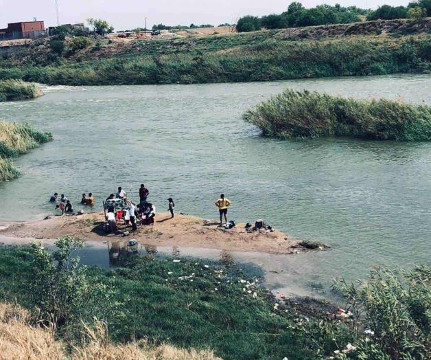 Viven la Pascua a la orilla de las aguas del Río Bravo Viven la Pascua a la orilla de las aguas del Río Bravo