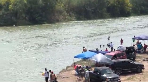 Viven la Pascua a la orilla de las aguas del Río Bravo
