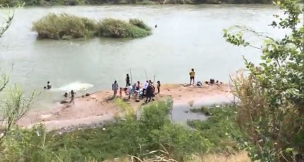 Viven la Pascua a la orilla de las aguas del Río Bravo Viven la Pascua a la orilla de las aguas del Río Bravo