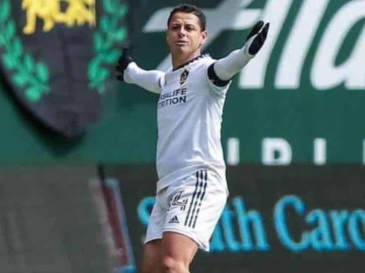 Chicharito Hernández y su noble gesto con un pequeño aficionado Chicharito Hernández y su noble gesto con un pequeño aficionado