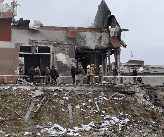 Funcionarios ucranianos: los ataques rusos matan al menos a 7 en Lviv Funcionarios ucranianos: los ataques rusos matan al menos a 7 en Lviv