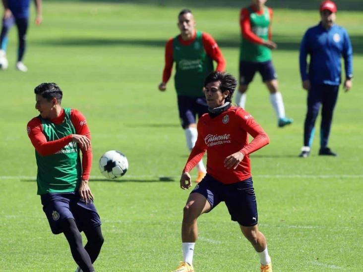 Chivas pierde a Macías para juegos contra Tijuana y Pumas Chivas pierde a Macías para juegos contra Tijuana y Pumas