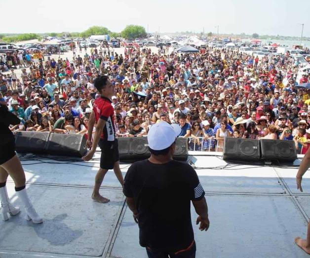 Turistas abarrotan Playa La Carbonera Turistas abarrotan Playa La Carbonera