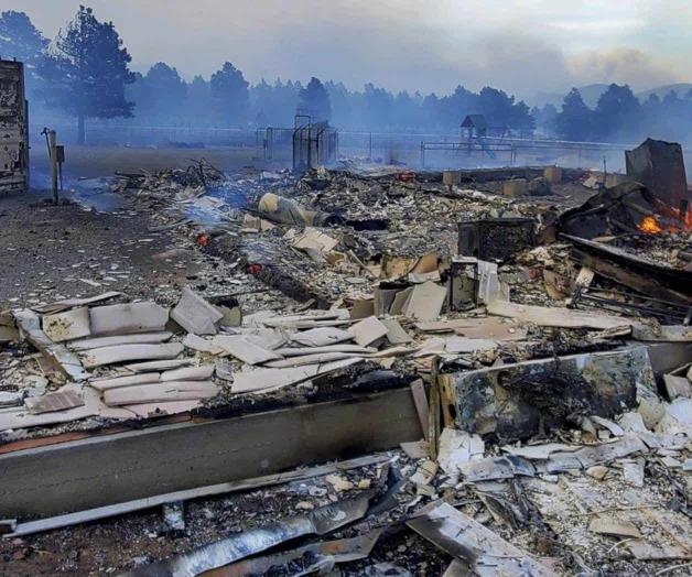 Vientos implacables triplican el incendio Vientos implacables triplican el incendio