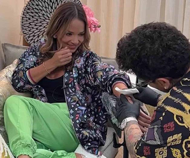 Nodal le hace especial tatuaje a Adamari López Nodal le hace especial tatuaje a Adamari López