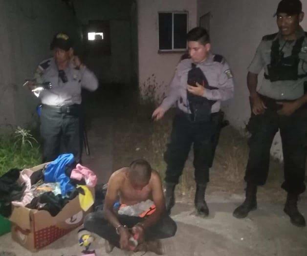 Roba prendas de una vecina Roba prendas de una vecina