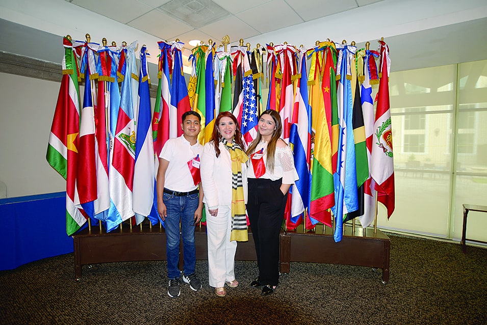 Ma. Martína Villalpando, presidenta de MRP acompañada por los becarios.