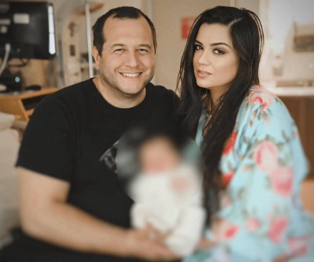 Carolyn Adams e hijo de AMLO presentan a su bebé Levi Mateo: Nos vino a unir aún más