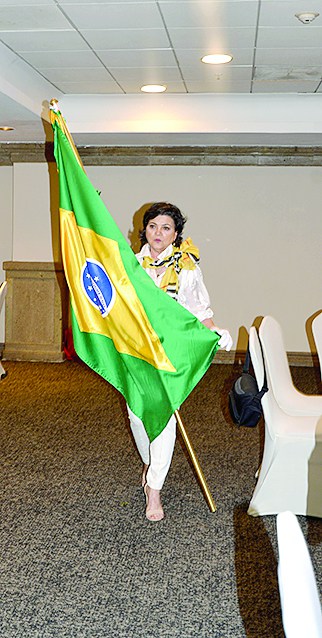 Ondea la bandera de Brasil.
