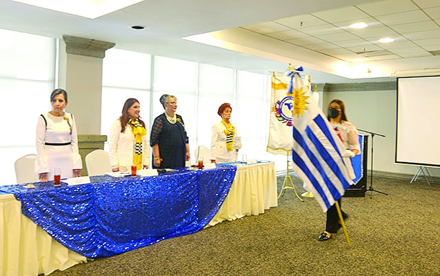 Becaria participa en el desfile de Banderas.