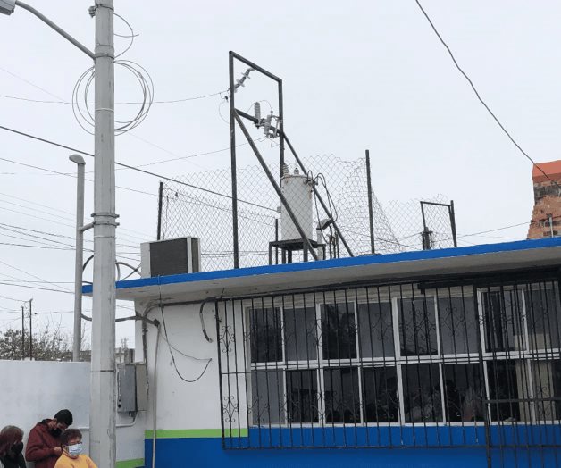 Rehabilitan servicio de luz en dos escuelas