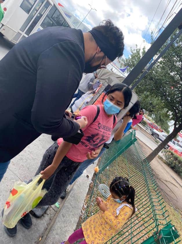 Activista regala gas pimienta a mujeres para autodefensa