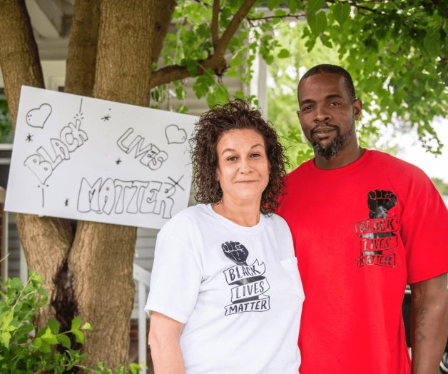 Lo denuncian por dejar horcas e insultos racistas