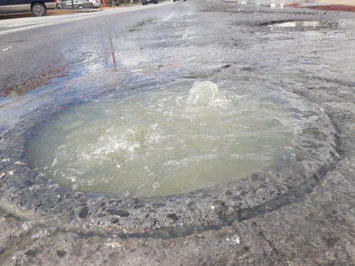 Surge una ‘fuente’ de agua pestilente Surge una ‘fuente’ de agua pestilente