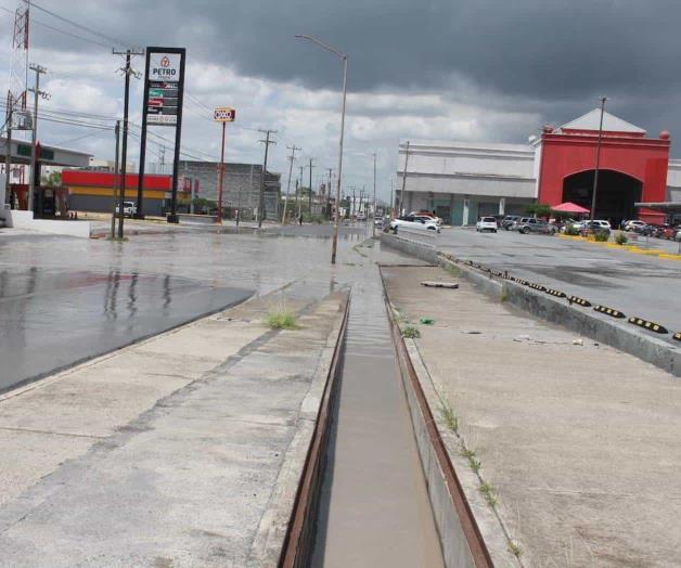 Deja vialidades inundadas