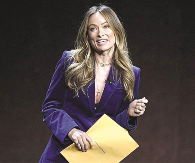 Le entregan sobre ¡en pleno CinemaCon!