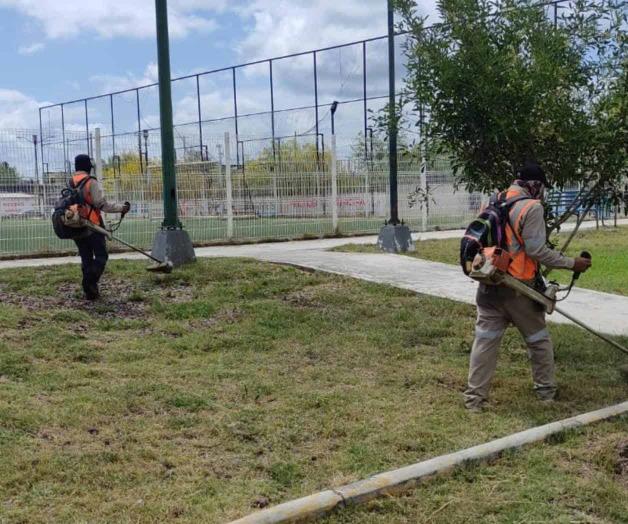 Limpian y rehabilitan los parques públicos