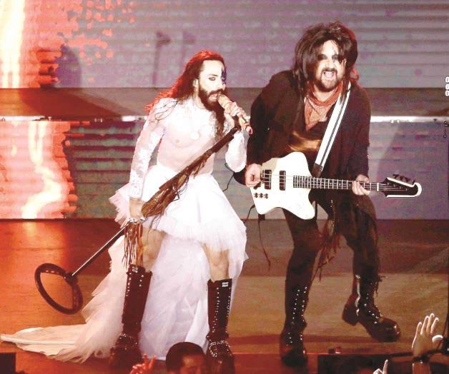 Roban equipo en carretera