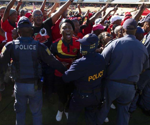 Abuchean al presidente sudafricano en el Día del Trabajador