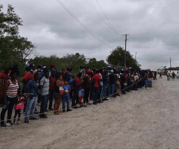 Migrantes esperan albergue afuera de casas de asistencia