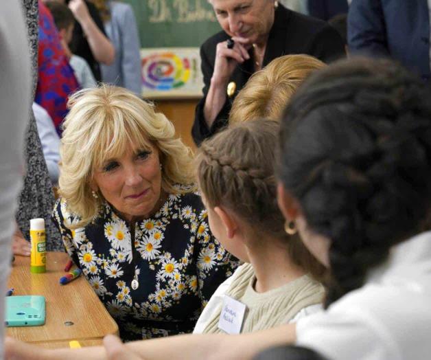 Jill Biden habla con refugiados ucranianos en Rumania