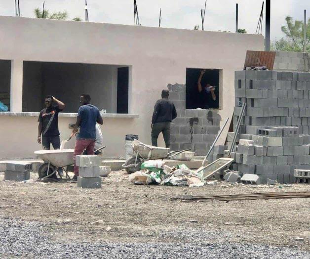 Erigen nuevo refugio: Haitianos construyen albergue Senda de vida II