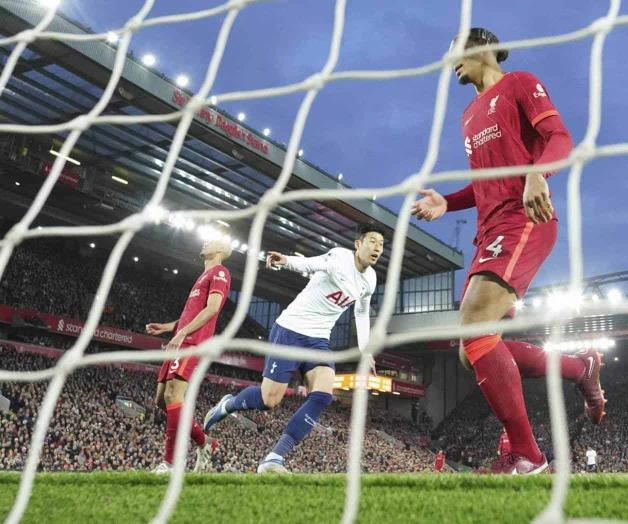 EL Liverpool empata con Tottenham; ayuda al City