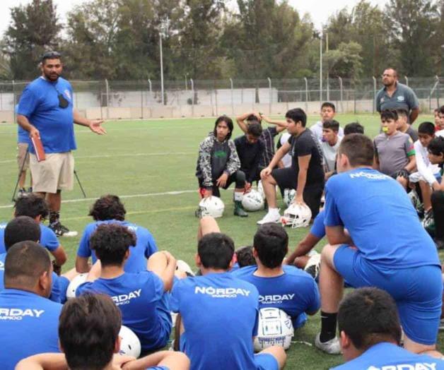 Sostiene una charla motivacional con Jets