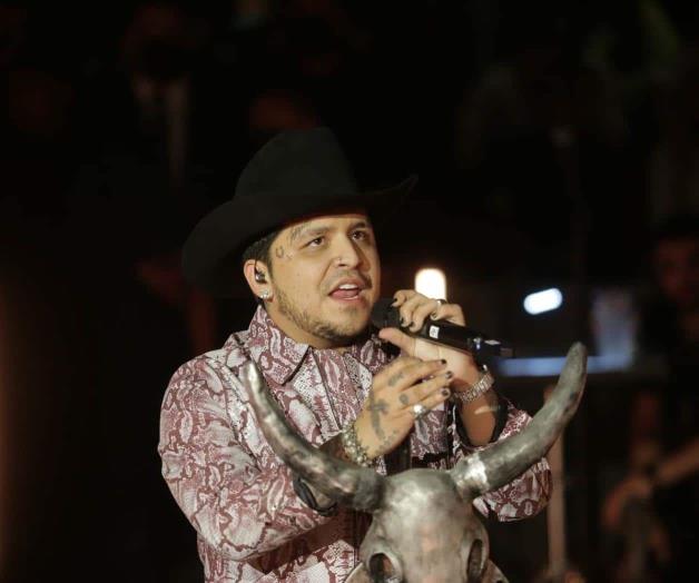 A la JuanGa: Cae Nodal en el escenario