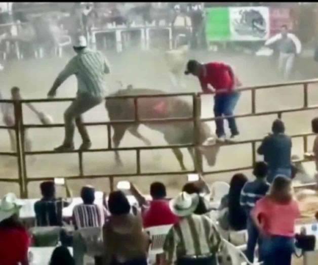 Jinete murió aplastado por un toro en un jaripeo en Chilpancingo (Video) Jinete murió aplastado por un toro en un jaripeo en Chilpancingo (Video)
