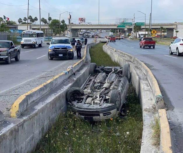 Pierde control de camioneta, vuelca y cae en una zanja